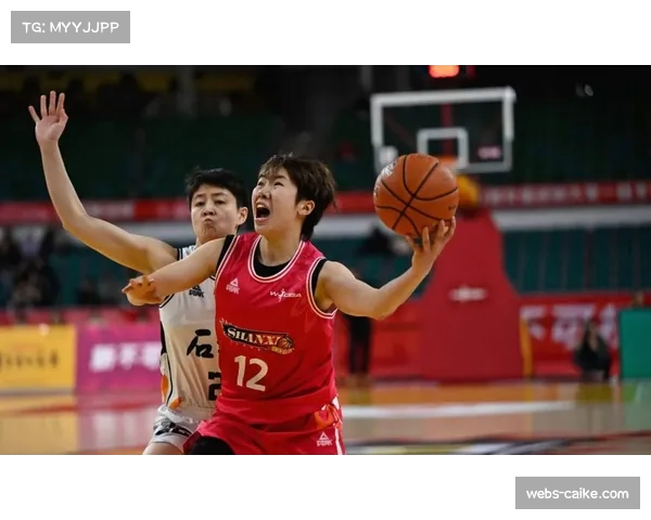 【2026年4月CBA联赛观赛体验技术升级方向·赛中·特写特写：一位视障球迷在“听觉增强”坐席，通过三维声场感知比赛进程